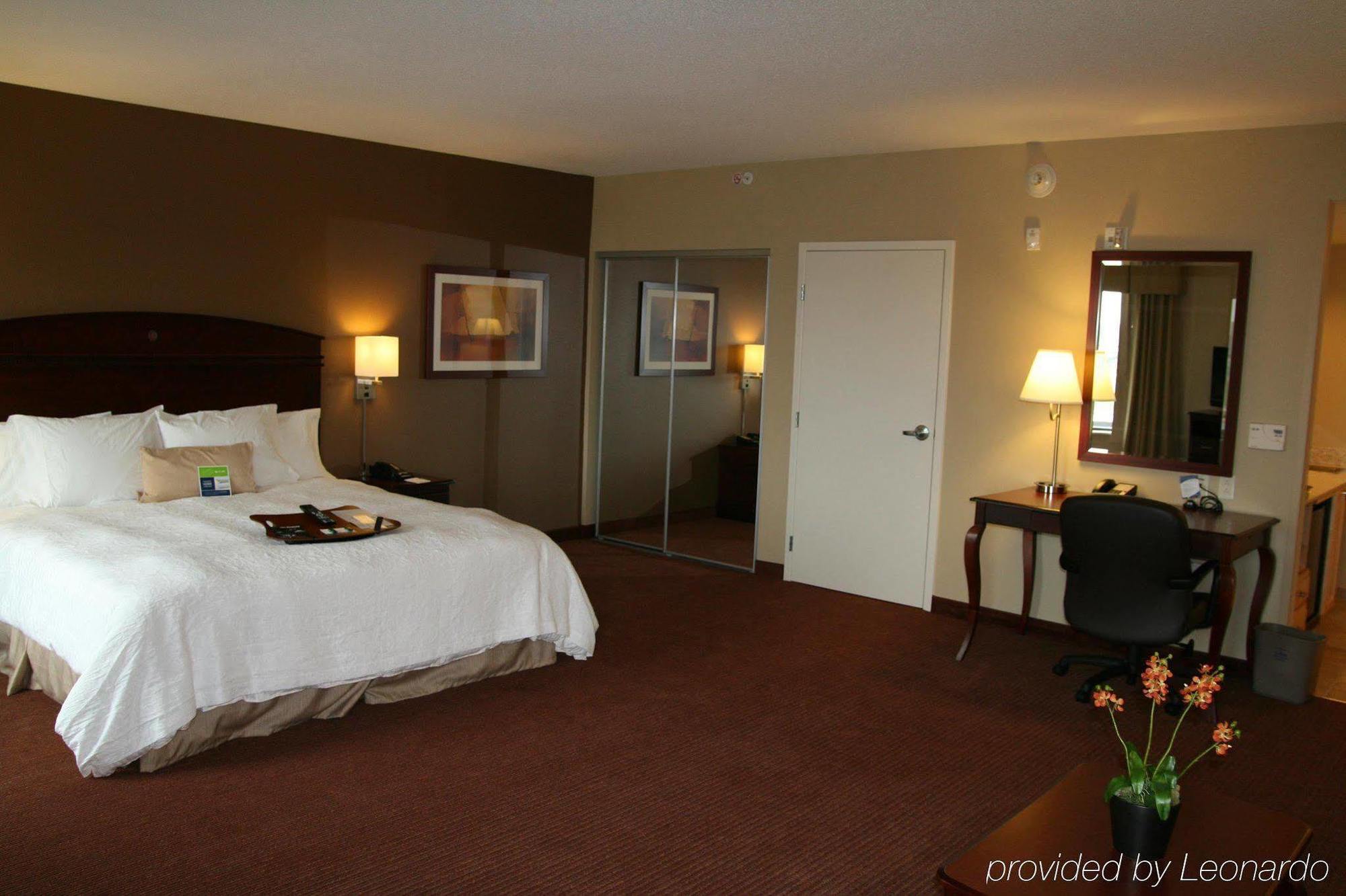 Hampton Inn & Suites Madison - West Room photo